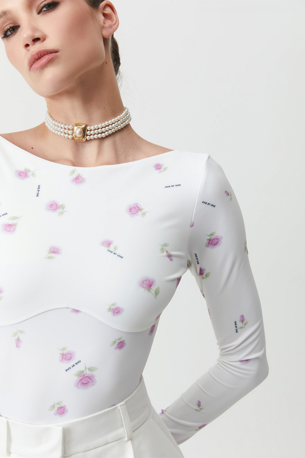 Body w mlecznym kolorze w kwiaty z wycięciem na plecach 1