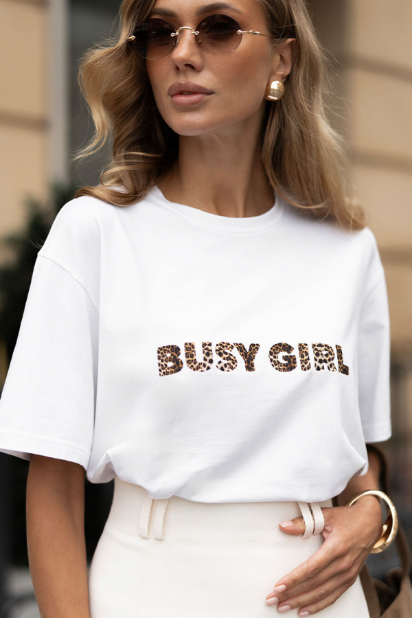 Koszulka oversize w kolorze białym z nadrukiem BUSY GIRL 1