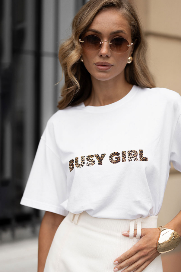 Koszulka oversize w kolorze białym z nadrukiem BUSY GIRL 1