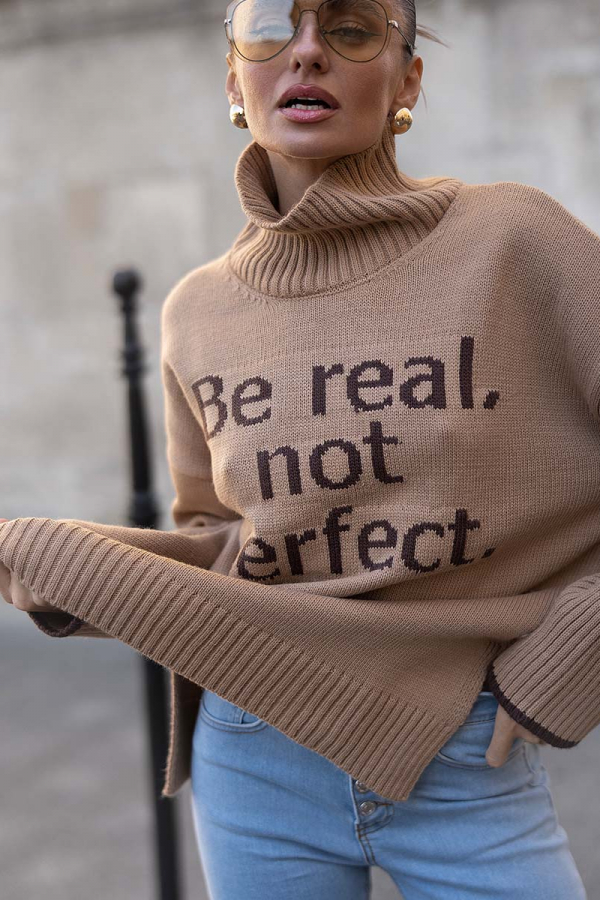 Sweter oversize z nadrukiem Be real not perfect w kolorze beżowym 1