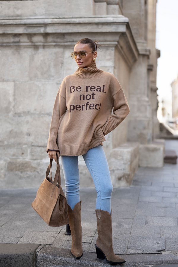 Sweter oversize z nadrukiem Be real not perfect w kolorze beżowym 1