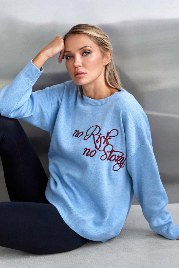 Sweter w kolorze niebieskim z czerwonym haftem no Risk no Story 1