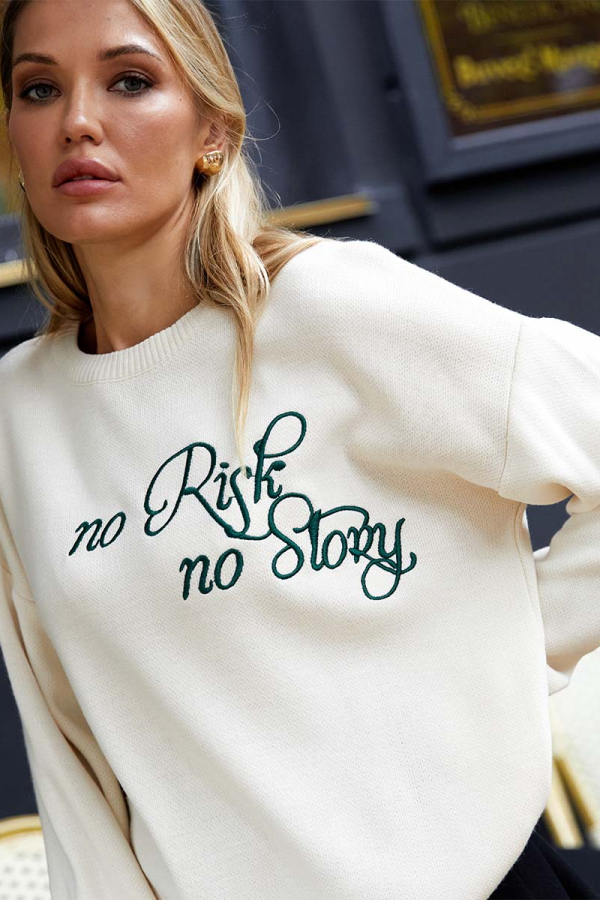 Sweter w kolorze mlecznym z zielonym haftem no Risk no Story 1