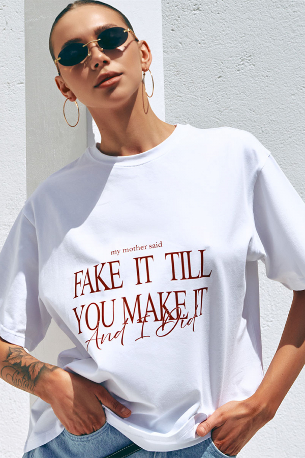Biała koszulka oversize z nadrukiem FAKE IT TILL 1