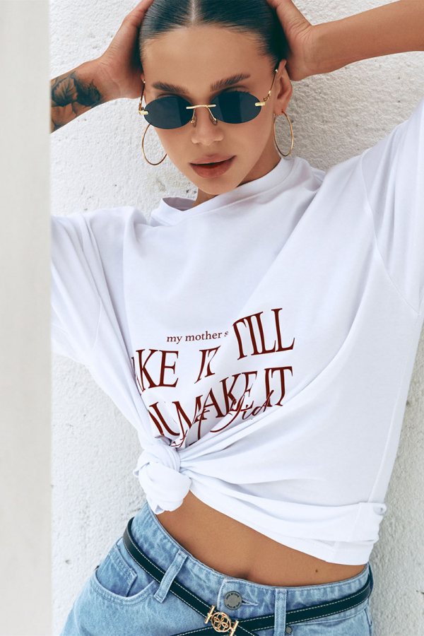 Biała koszulka oversize z nadrukiem FAKE IT TILL 1