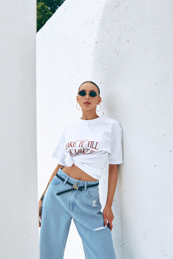 Biała koszulka oversize z nadrukiem FAKE IT TILL 1