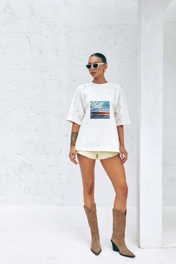 Koszulka oversize w kolorze mlecznym z wycięciami i nadrukiem CHILL the vibes 1