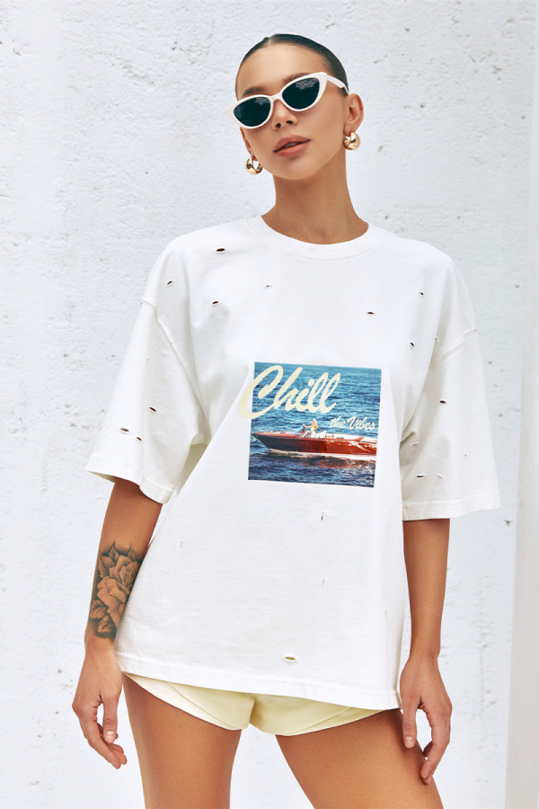 Koszulka oversize w kolorze mlecznym z wycięciami i nadrukiem CHILL the vibes 1