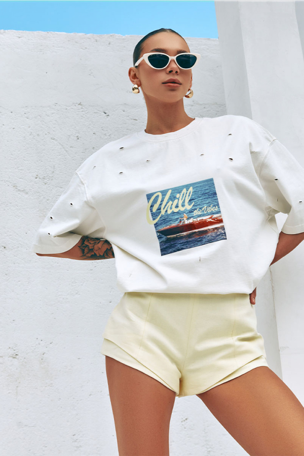 Koszulka oversize w kolorze mlecznym z wycięciami i nadrukiem CHILL the vibes 1