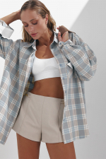 Niebieska koszula w kratę z haftem LOOK HOT BE COLD