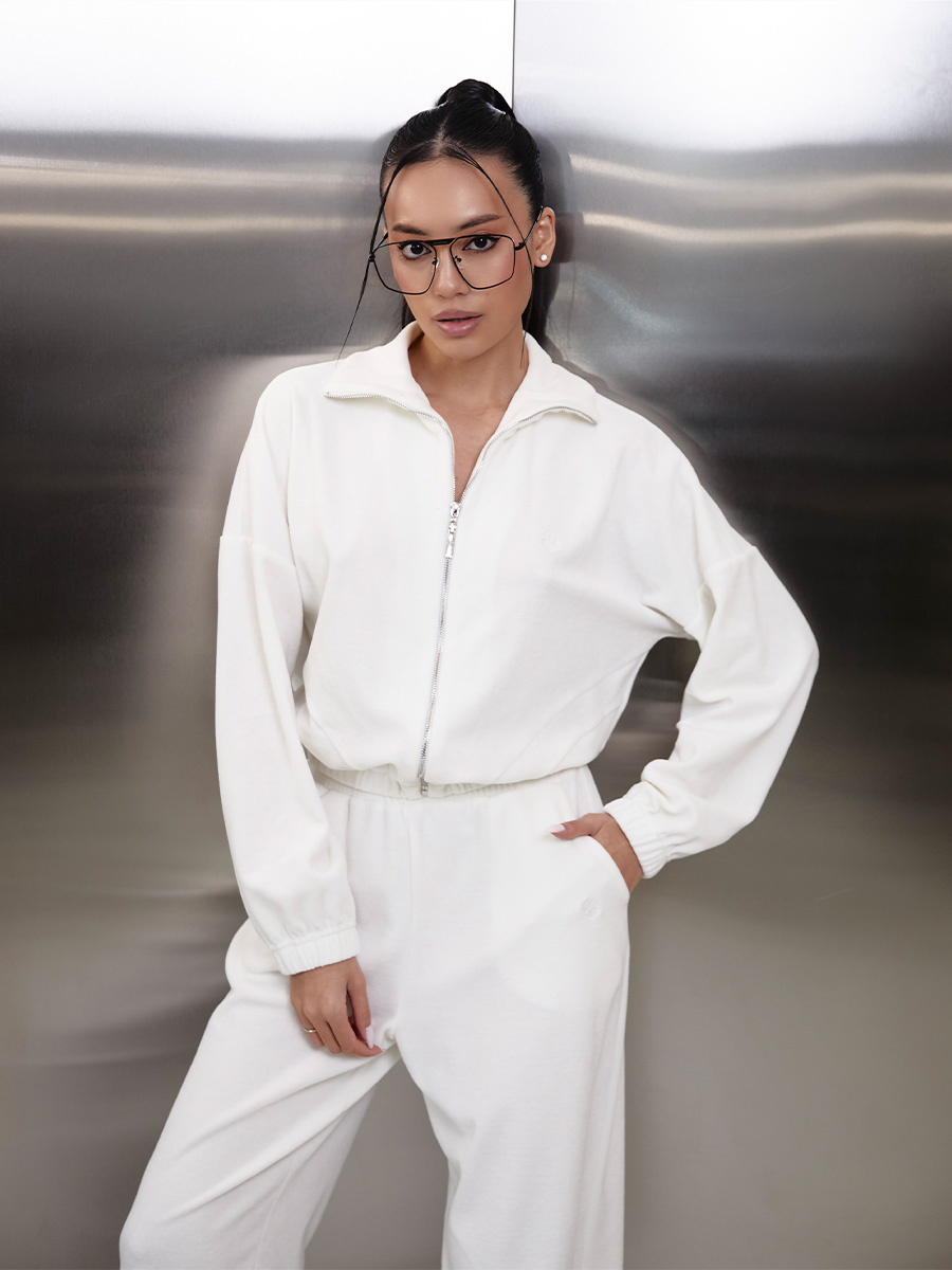 Bluza w kolorze mlecznym z zamkiem błyskawicznym i haftem 2 Bluza w kolorze mlecznym z zamkiem błyskawicznym i haftem 2