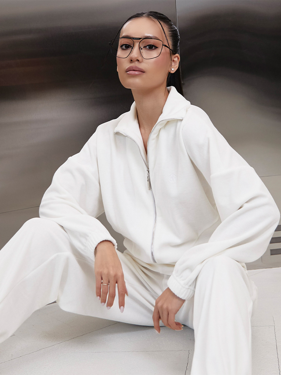Bluza w kolorze mlecznym z zamkiem błyskawicznym i haftem 1 Bluza w kolorze mlecznym z zamkiem błyskawicznym i haftem 1
