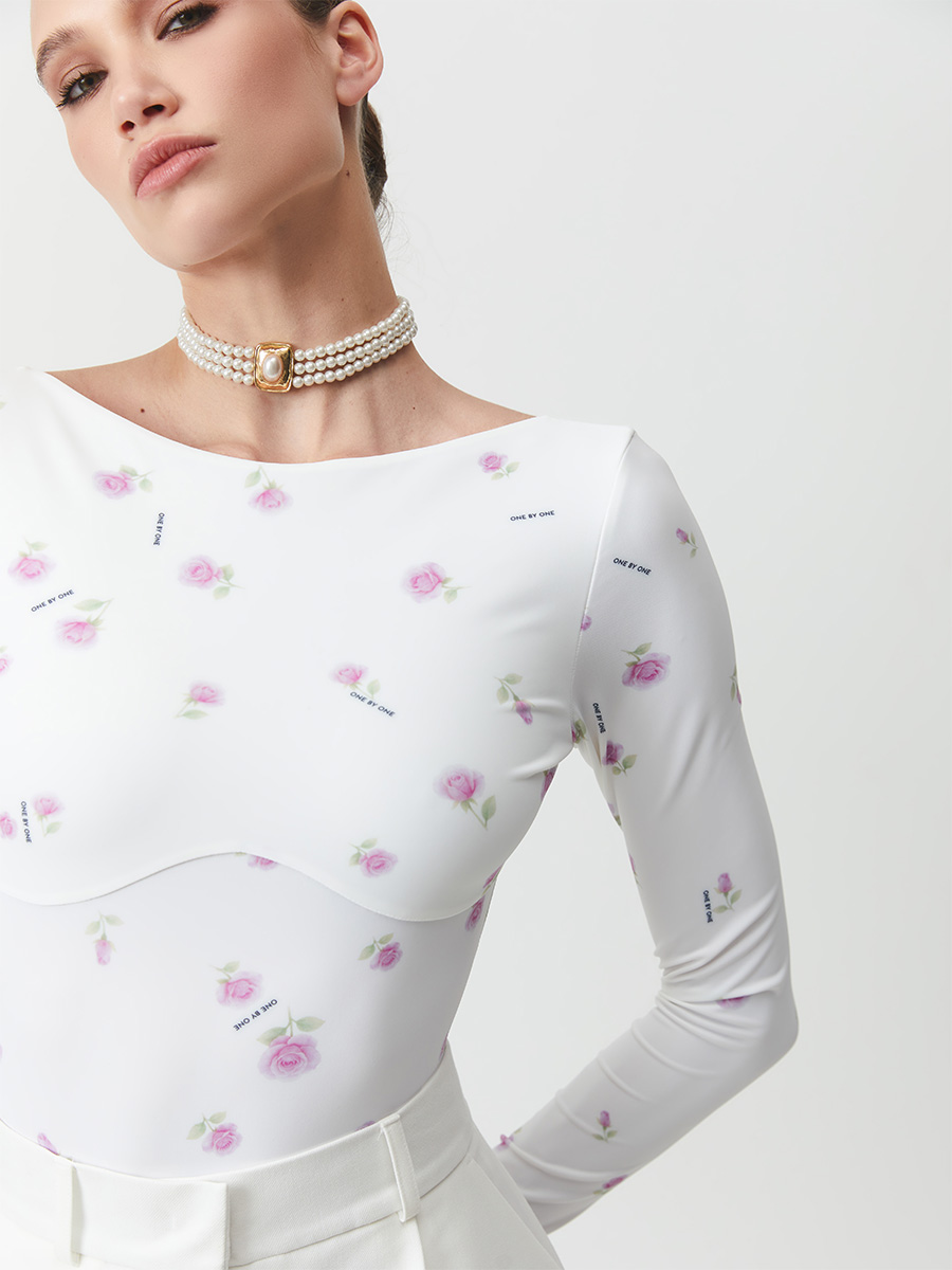 Body w mlecznym kolorze w kwiaty z wycięciem na plecach 1