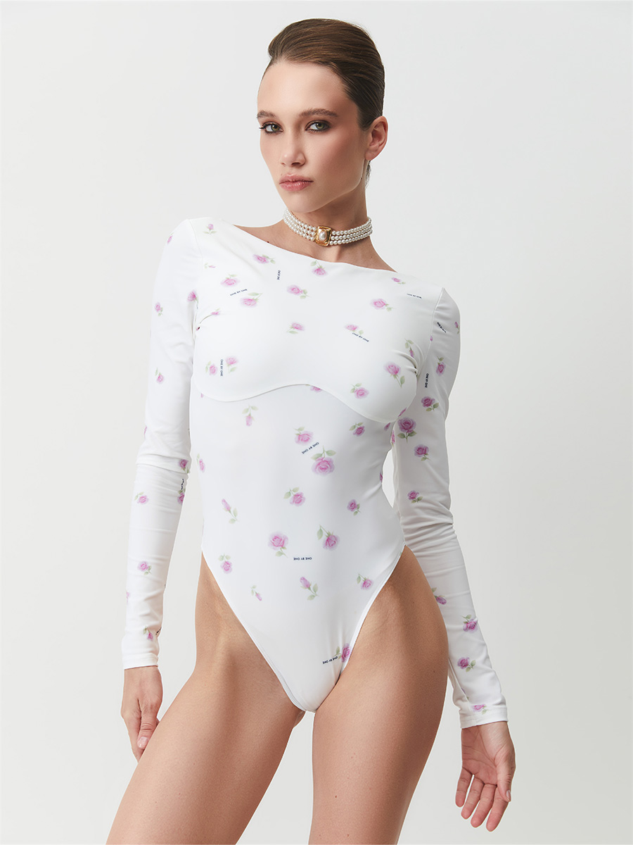 Body w mlecznym kolorze w kwiaty z wycięciem na plecach 4