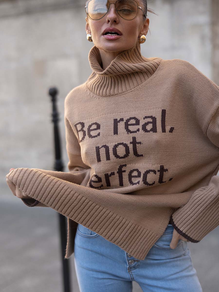 Sweter oversize z nadrukiem Be real not perfect w kolorze beżowym 1