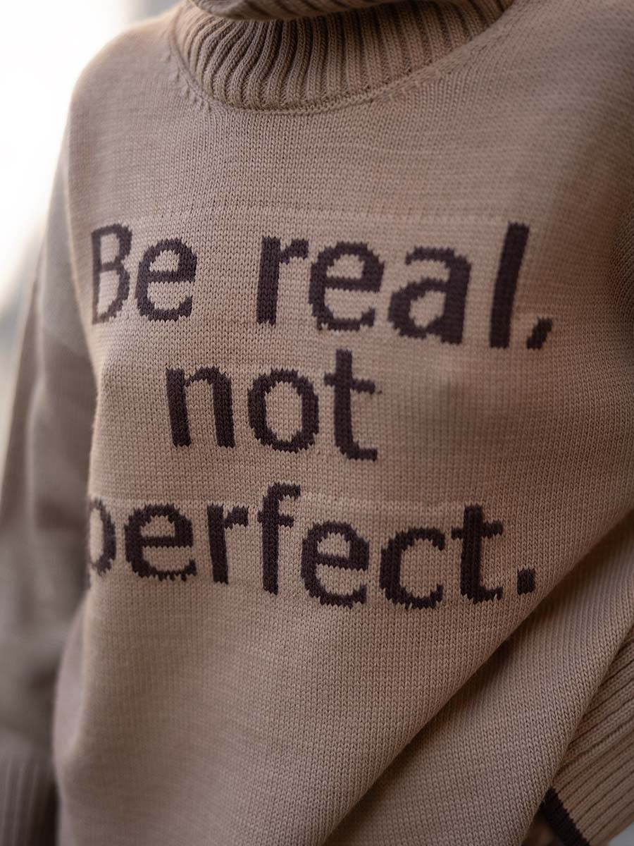 Sweter oversize z nadrukiem Be real not perfect w kolorze beżowym 8