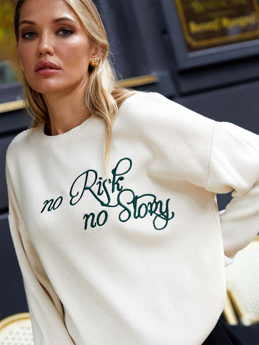 Sweter w kolorze mlecznym z zielonym haftem no Risk no Story 2