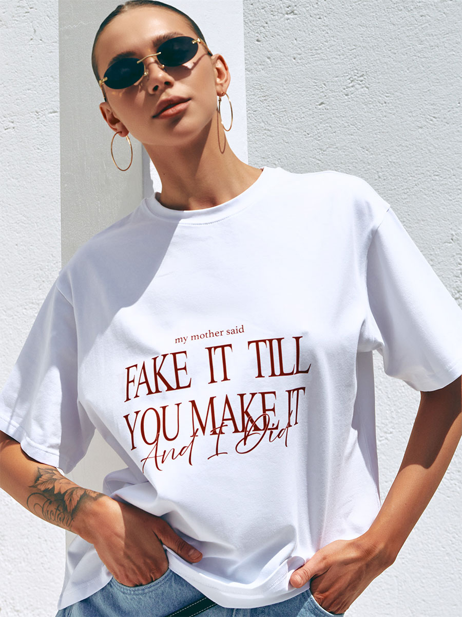 Biała koszulka oversize z nadrukiem FAKE IT TILL 1 Biała koszulka oversize z nadrukiem FAKE IT TILL 1