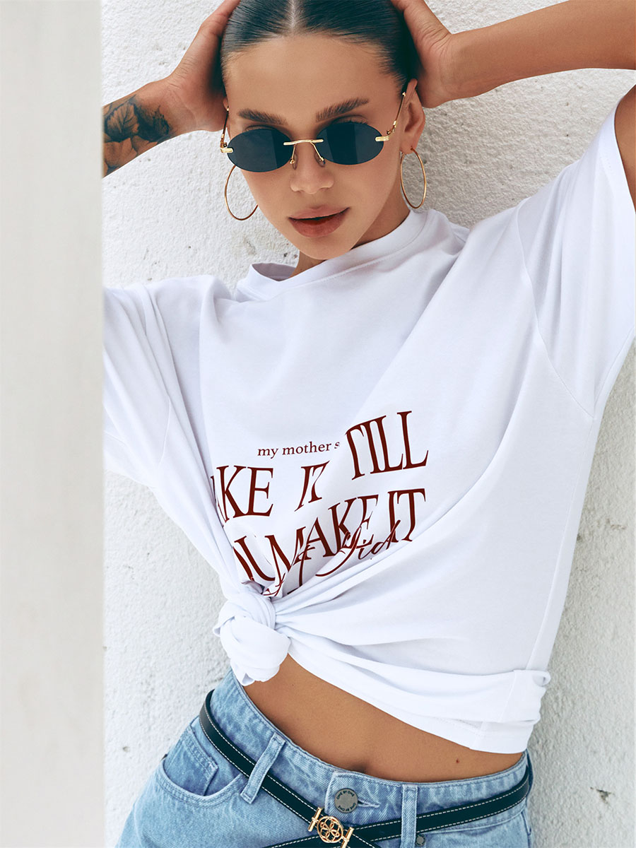 Biała koszulka oversize z nadrukiem FAKE IT TILL 2 Biała koszulka oversize z nadrukiem FAKE IT TILL 2