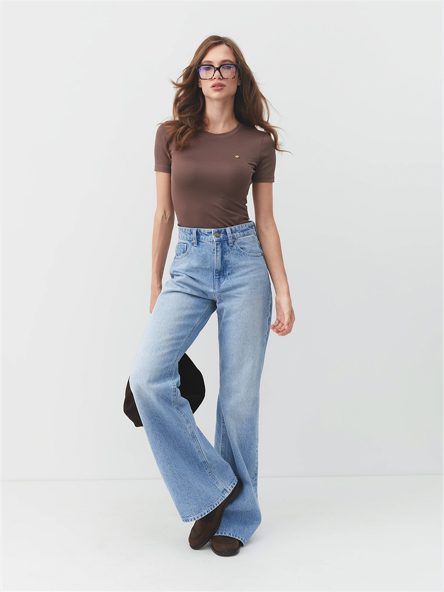 Niebieskie rozkloszowane jeansy 1 Niebieskie rozkloszowane jeansy 1
