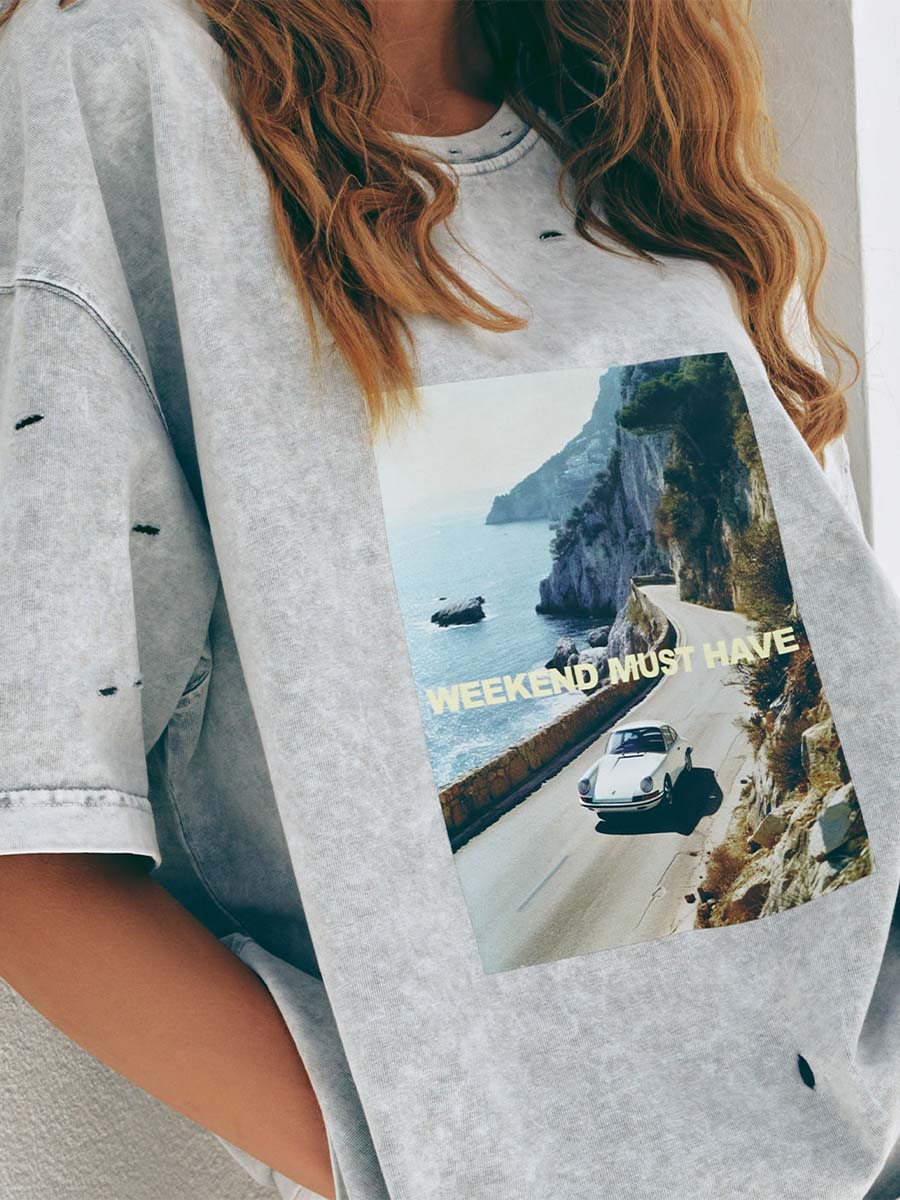 Szara koszulka oversize z wycięciami i nadrukiem WEEKEND MUST HAVE 6 Szara koszulka oversize z wycięciami i nadrukiem WEEKEND MUST HAVE 6