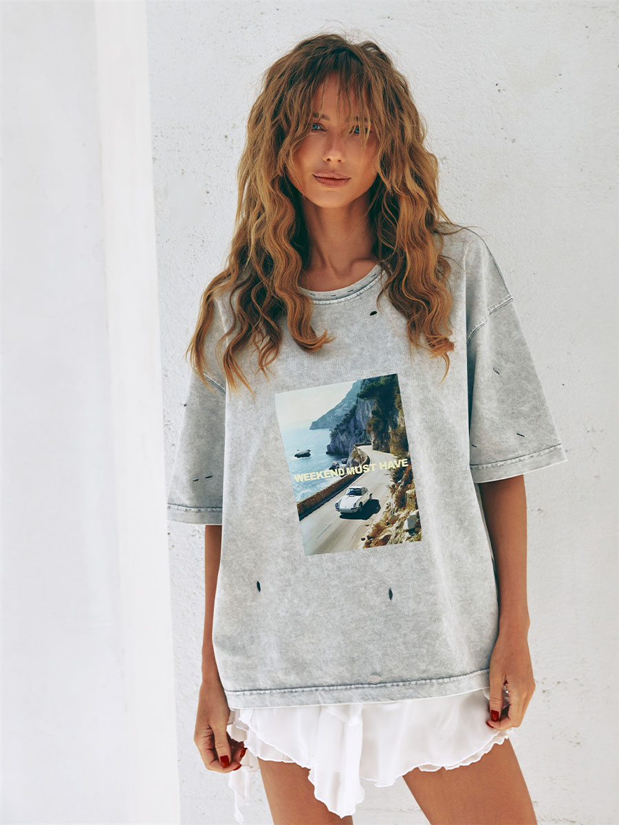 Szara koszulka oversize z wycięciami i nadrukiem WEEKEND MUST HAVE 5 Szara koszulka oversize z wycięciami i nadrukiem WEEKEND MUST HAVE 5