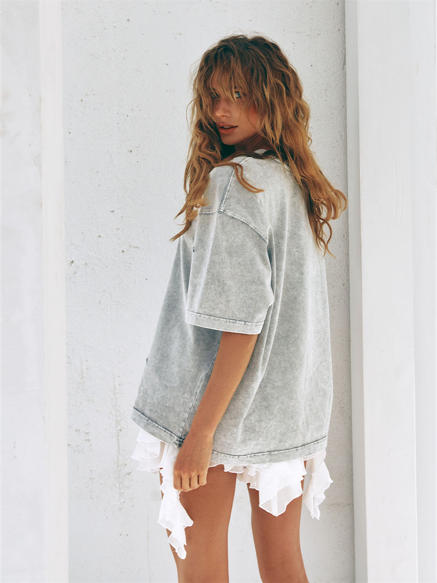 Szara koszulka oversize z wycięciami i nadrukiem WEEKEND MUST HAVE 7 Szara koszulka oversize z wycięciami i nadrukiem WEEKEND MUST HAVE 7