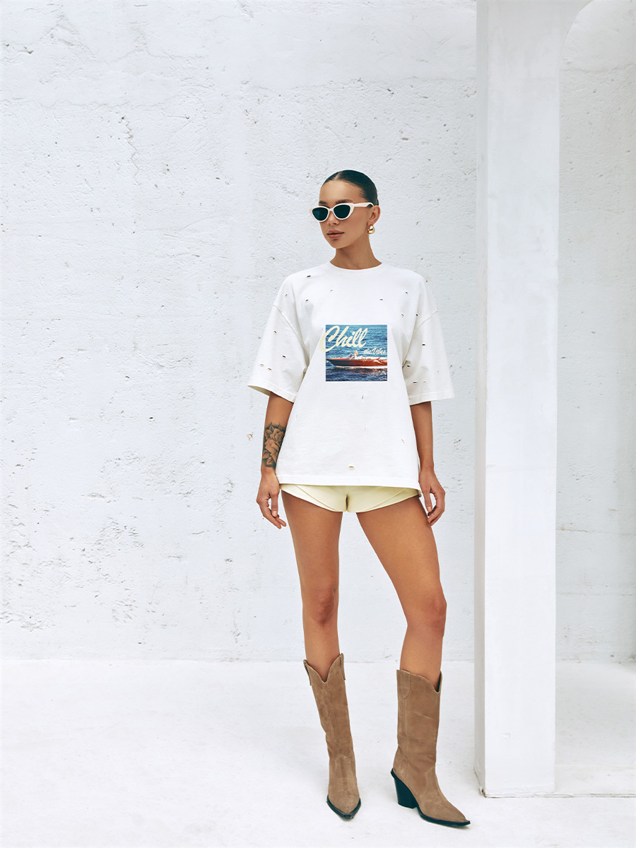 Koszulka oversize w kolorze mlecznym z wycięciami i nadrukiem CHILL the vibes 1 Koszulka oversize w kolorze mlecznym z wycięciami i nadrukiem CHILL the vibes 1