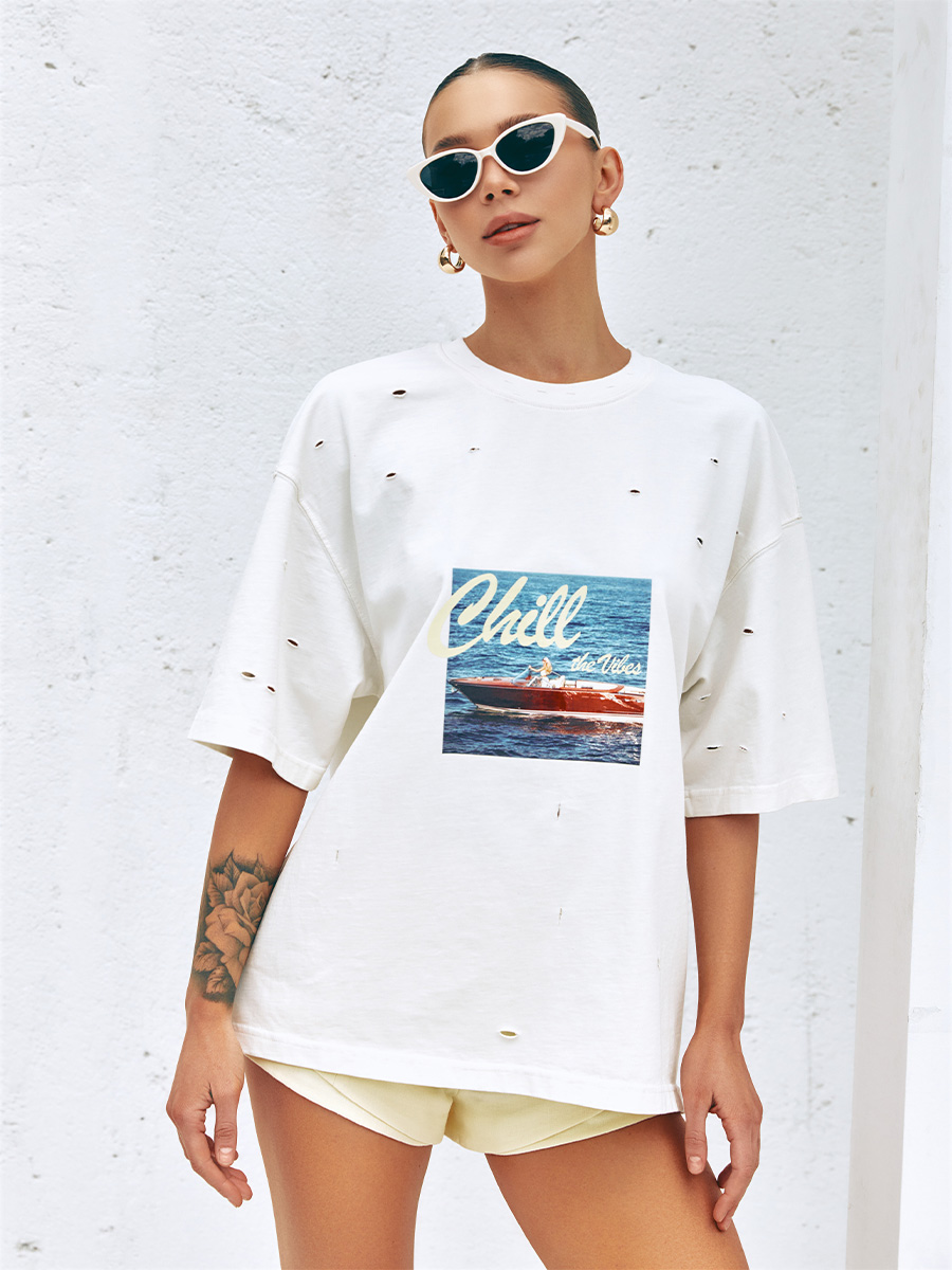 Koszulka oversize w kolorze mlecznym z wycięciami i nadrukiem CHILL the vibes 3 Koszulka oversize w kolorze mlecznym z wycięciami i nadrukiem CHILL the vibes 3