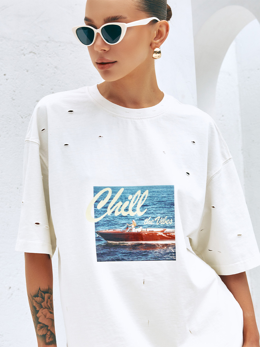 Koszulka oversize w kolorze mlecznym z wycięciami i nadrukiem CHILL the vibes 5 Koszulka oversize w kolorze mlecznym z wycięciami i nadrukiem CHILL the vibes 5