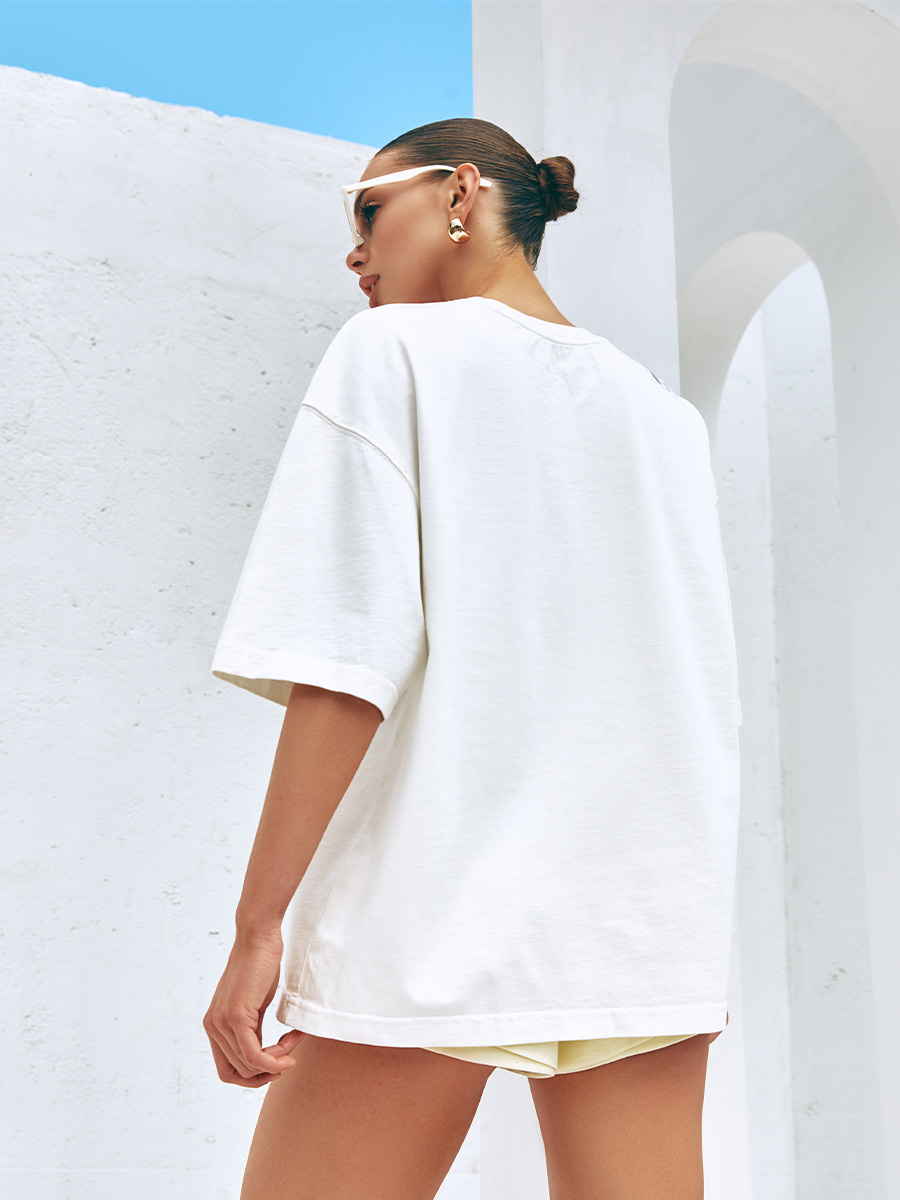 Koszulka oversize w kolorze mlecznym z wycięciami i nadrukiem CHILL the vibes 6 Koszulka oversize w kolorze mlecznym z wycięciami i nadrukiem CHILL the vibes 6