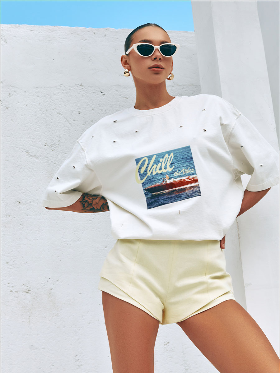 Koszulka oversize w kolorze mlecznym z wycięciami i nadrukiem CHILL the vibes 4 Koszulka oversize w kolorze mlecznym z wycięciami i nadrukiem CHILL the vibes 4