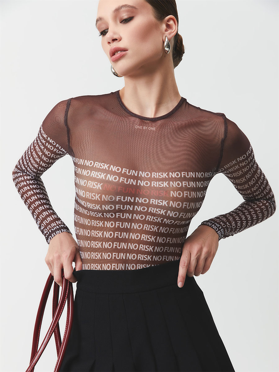 Brązowe body z siateczki z nadrukiem NO FUN NO RISK 2 Brązowe body z siateczki z nadrukiem NO FUN NO RISK 2