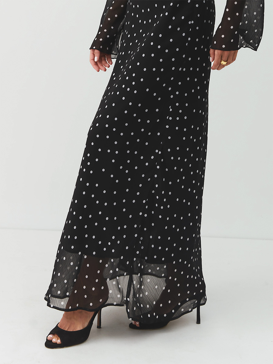 Czarna sukienka midi w grochy 6